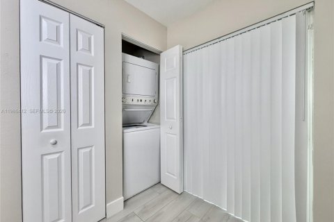 Condo in Pembroke Pines, Florida, 2 bedrooms  № 2059623 - photo 8