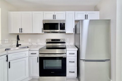 Condo in Pembroke Pines, Florida, 2 bedrooms  № 2059623 - photo 7