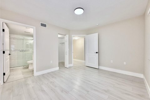 Condo in Pembroke Pines, Florida, 2 bedrooms  № 2059623 - photo 16