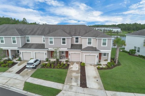 Adosado en Kissimmee, Florida 3 dormitorios, 130.71 m2 № 2210098