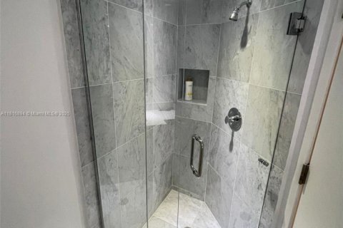 Condominio en venta en Surfside, Florida, 1 dormitorio, 115.76 m2 № 1770788 - foto 17