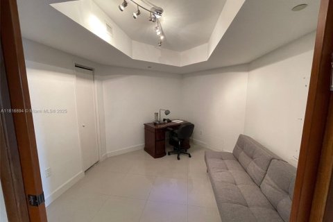 Condominio en venta en Surfside, Florida, 1 dormitorio, 115.76 m2 № 1770788 - foto 15