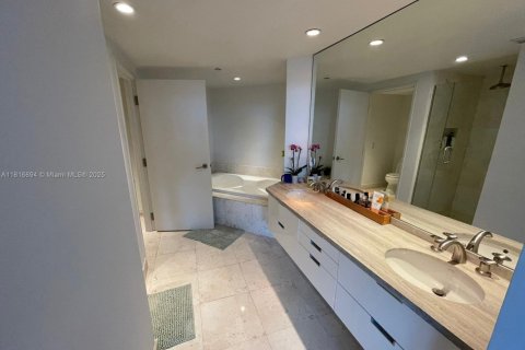 Condominio en venta en Surfside, Florida, 1 dormitorio, 115.76 m2 № 1770788 - foto 11
