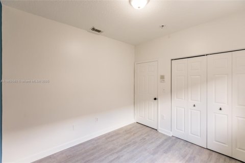 House in Miami, Florida 4 bedrooms, 154.96 sq.m. № 1890900 - photo 23