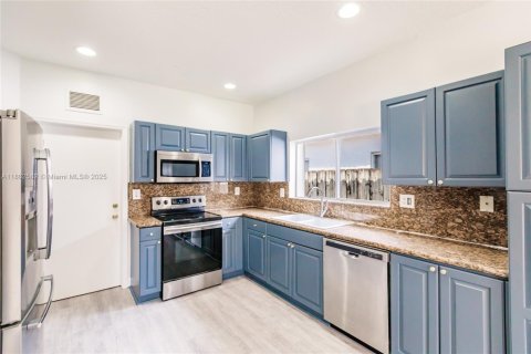 House in Miami, Florida 4 bedrooms, 154.96 sq.m. № 1890900 - photo 12