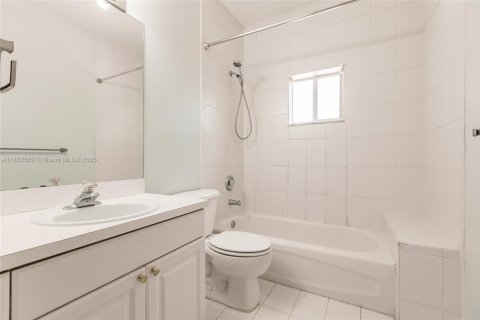 House in Miami, Florida 4 bedrooms, 154.96 sq.m. № 1890900 - photo 24