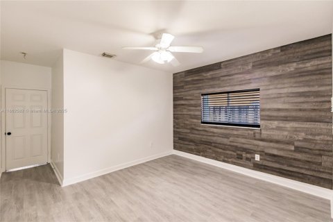 House in Miami, Florida 4 bedrooms, 154.96 sq.m. № 1890900 - photo 15
