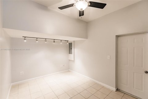 House in Miami, Florida 4 bedrooms, 154.96 sq.m. № 1890900 - photo 28