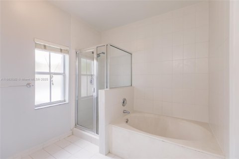 House in Miami, Florida 4 bedrooms, 154.96 sq.m. № 1890900 - photo 20