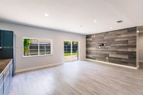 House in Miami, Florida 4 bedrooms, 154.96 sq.m. № 1890900 - photo 13