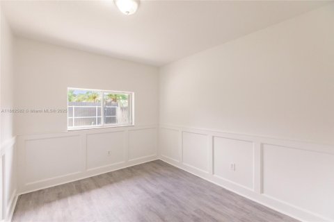 House in Miami, Florida 4 bedrooms, 154.96 sq.m. № 1890900 - photo 25