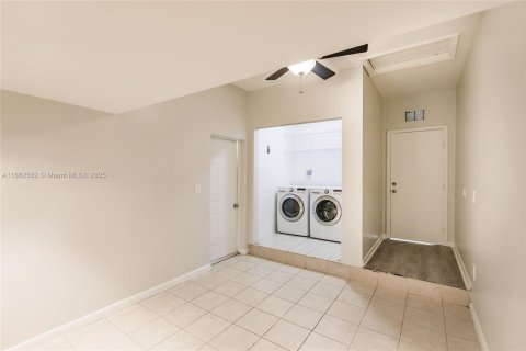 House in Miami, Florida 4 bedrooms, 154.96 sq.m. № 1890900 - photo 30