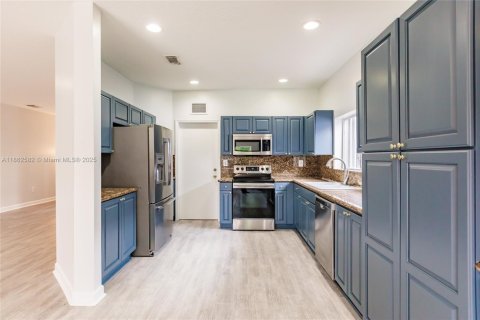 House in Miami, Florida 4 bedrooms, 154.96 sq.m. № 1890900 - photo 9