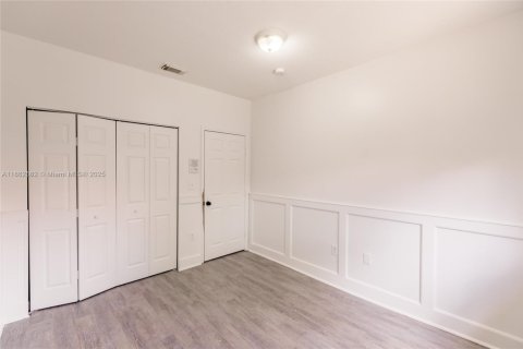House in Miami, Florida 4 bedrooms, 154.96 sq.m. № 1890900 - photo 27