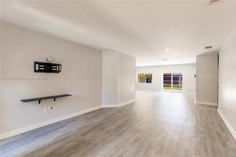 House in Miami, Florida 4 bedrooms, 154.96 sq.m. № 1890900 - photo 6