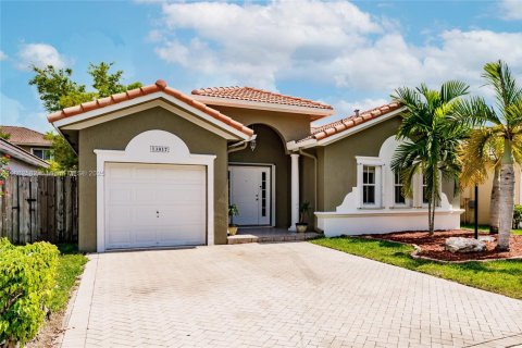 House in Miami, Florida 4 bedrooms, 154.96 sq.m. № 1890900 - photo 1