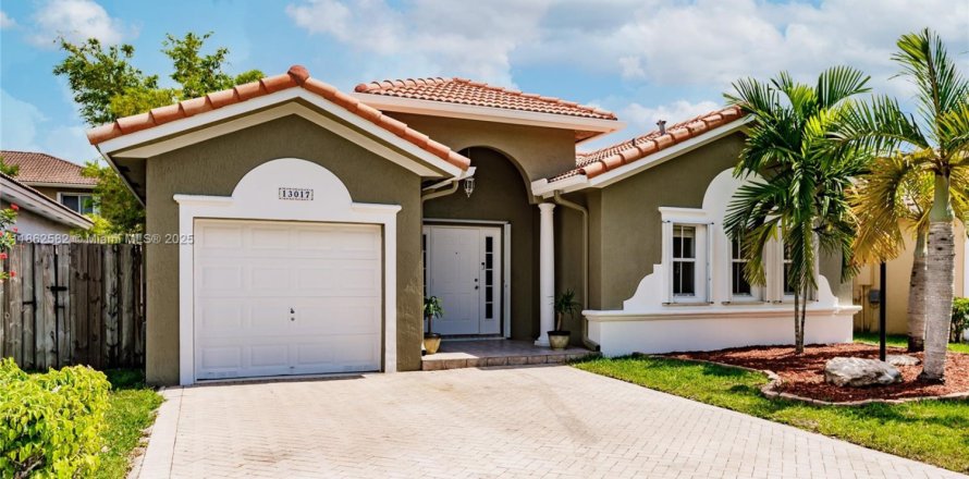 House in Miami, Florida 4 bedrooms, 154.96 sq.m. № 1890900