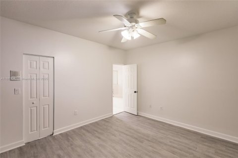 House in Miami, Florida 4 bedrooms, 154.96 sq.m. № 1890900 - photo 16