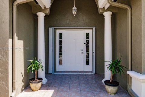 House in Miami, Florida 4 bedrooms, 154.96 sq.m. № 1890900 - photo 3