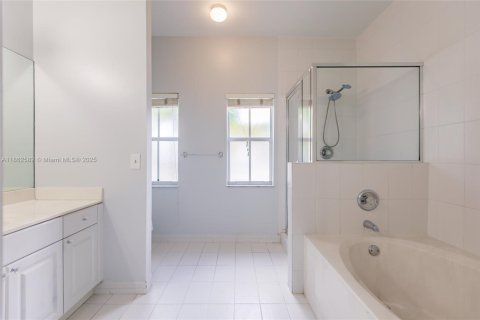 House in Miami, Florida 4 bedrooms, 154.96 sq.m. № 1890900 - photo 18
