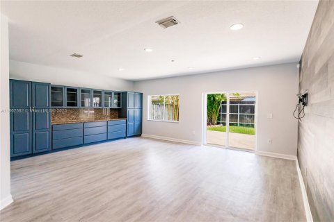 House in Miami, Florida 4 bedrooms, 154.96 sq.m. № 1890900 - photo 7