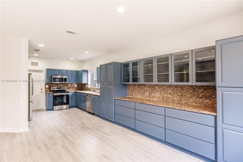 House in Miami, Florida 4 bedrooms, 154.96 sq.m. № 1890900 - photo 10