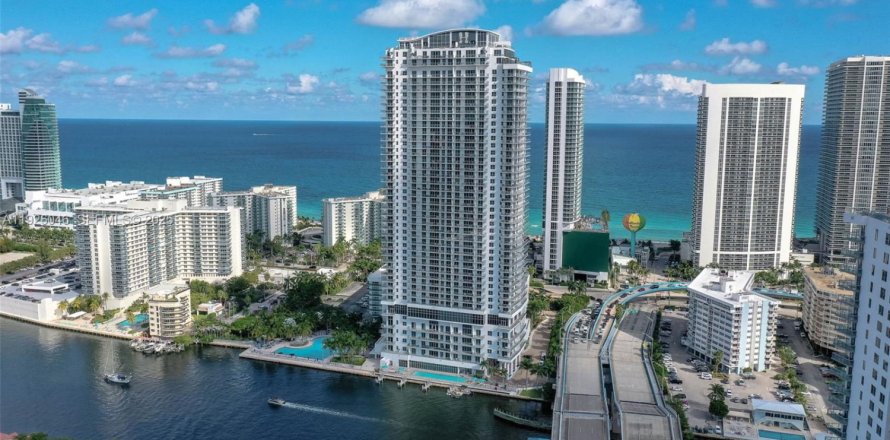 Condominio en Hollywood, Florida, 2 dormitorios № 1984335