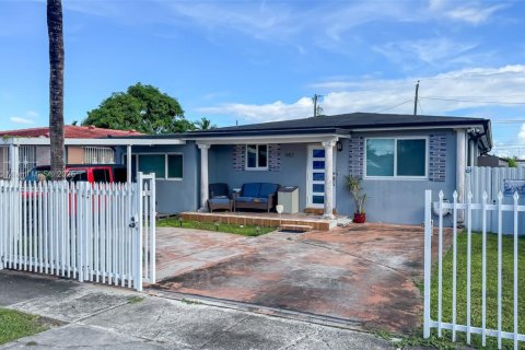 House in Hialeah, Florida 3 bedrooms, 149.11 sq.m. № 2037274