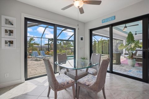 House in Port Charlotte, Florida 3 bedrooms, 199.37 sq.m. № 2150808 - photo 17