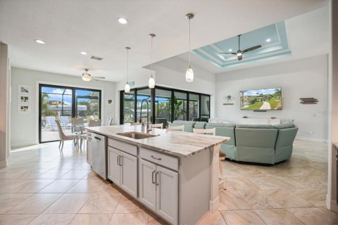House in Port Charlotte, Florida 3 bedrooms, 199.37 sq.m. № 2150808 - photo 14