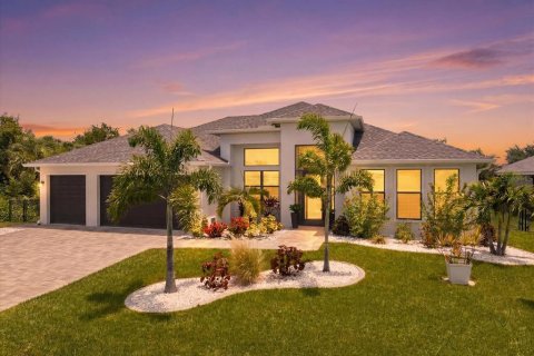 House in Port Charlotte, Florida 3 bedrooms, 199.37 sq.m. № 2150808 - photo 3