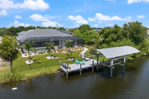 House in Port Charlotte, Florida 3 bedrooms, 199.37 sq.m. № 2150808 - photo 2