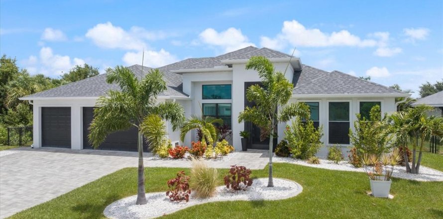 House in Port Charlotte, Florida 3 bedrooms, 199.37 sq.m. № 2150808