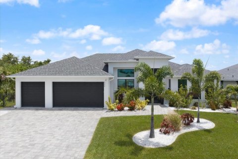 House in Port Charlotte, Florida 3 bedrooms, 199.37 sq.m. № 2150808 - photo 26