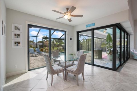 House in Port Charlotte, Florida 3 bedrooms, 199.37 sq.m. № 2150808 - photo 16
