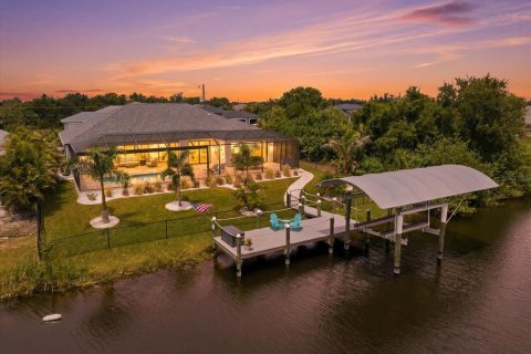 House in Port Charlotte, Florida 3 bedrooms, 199.37 sq.m. № 2150808 - photo 4
