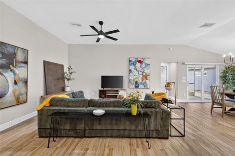 House in The Villages, Florida 3 bedrooms, 151.71 sq.m. № 2209140 - photo 19
