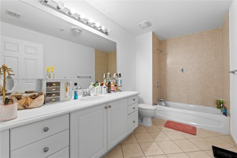 Купить таунхаус в Майами, Флорида 2 спальни, 160.54м2, № 1931052 - фото 22