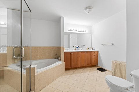 Купить таунхаус в Майами, Флорида 2 спальни, 160.54м2, № 1931052 - фото 17