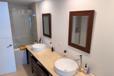 Condo in Miami, Florida, 1 bedroom  № 2193344 - photo 16