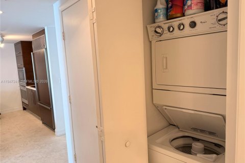 Condo in Miami, Florida, 1 bedroom  № 2193344 - photo 30