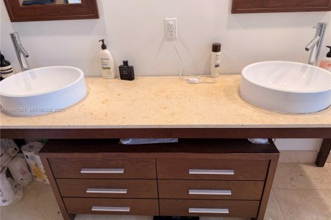 Condo in Miami, Florida, 1 bedroom  № 2193344 - photo 29