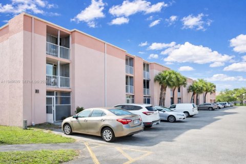 Снять в аренду кондоминиум в Майами, Флорида 2 спальни, 74.32м2, № 2005522 - фото 2