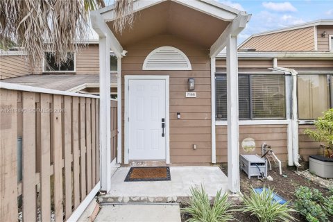 Casa en venta en North Lauderdale, Florida, 2 dormitorios, 110.18 m2 № 2421359 - foto 2