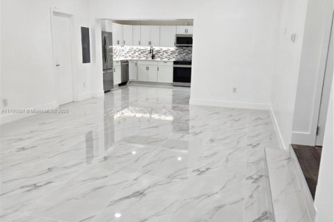 Villa ou maison à vendre à North Miami, Floride: 7 chambres, 249.07 m2 № 1977323 - photo 8