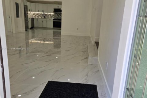 Villa ou maison à vendre à North Miami, Floride: 7 chambres, 249.07 m2 № 1977323 - photo 5