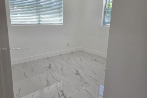 Villa ou maison à vendre à North Miami, Floride: 7 chambres, 249.07 m2 № 1977323 - photo 21