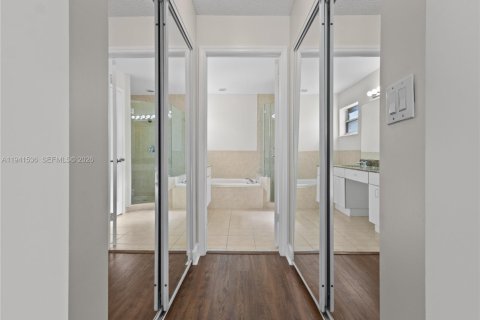 House in Doral, Florida 4 bedrooms, 200.11 sq.m. № 2000432 - photo 24