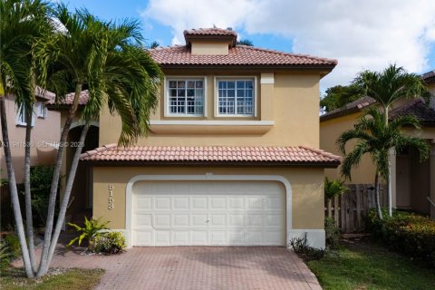 House in Doral, Florida 4 bedrooms, 200.11 sq.m. № 2000432