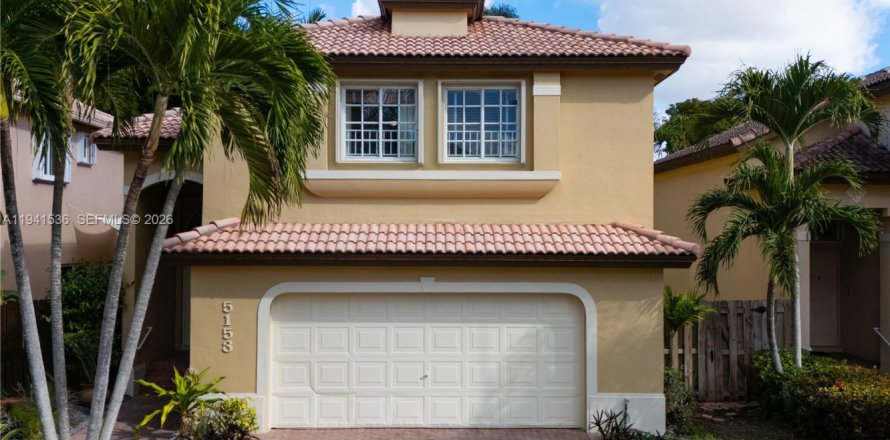 House in Doral, Florida 4 bedrooms, 200.11 sq.m. № 2000432